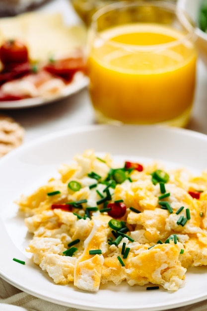 Frisches Frühstück essen. Eier und Orangensaft.