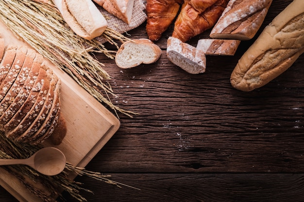 Frisches gebackenes Brot auf dunkler hölzerner Tabelle