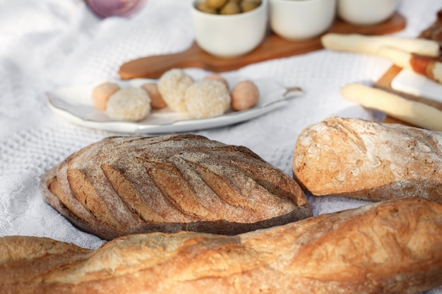 Frisches gebackenes Brot der Nahaufnahme auf Licht unscharfem Hintergrund.