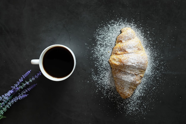 Frisches Gebäck auf dem Tisch. Croissant mit französischem Geschmack zum Frühstück.