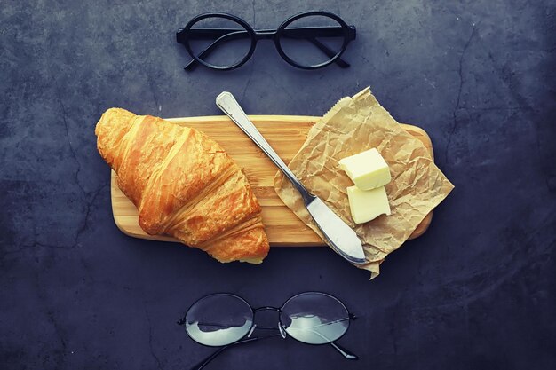 Frisches Gebäck auf dem Tisch. Croissant mit französischem Geschmack zum Frühstück.