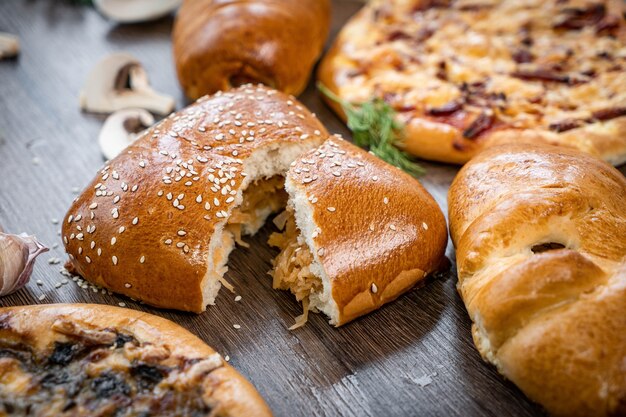 Frisches Gebäck Brötchen in rustikaler Art Bäckerei auf Holztisch