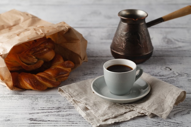 Frisches Gebäck und eine Tasse Kaffee