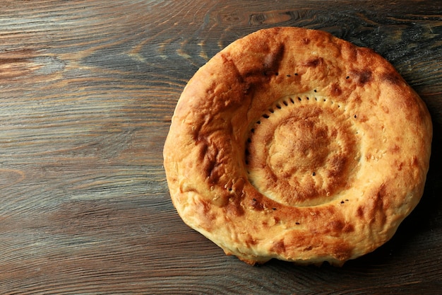 Frisches gebratenes Brot auf hölzernem Hintergrund