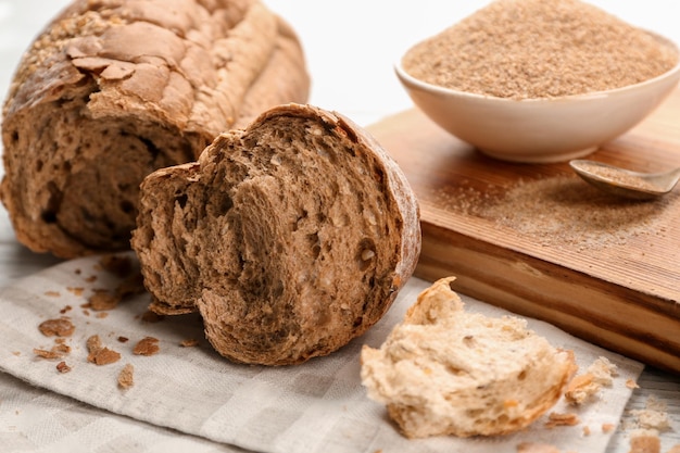 Frisches gebrochenes Brot auf Holztischnahaufnahme