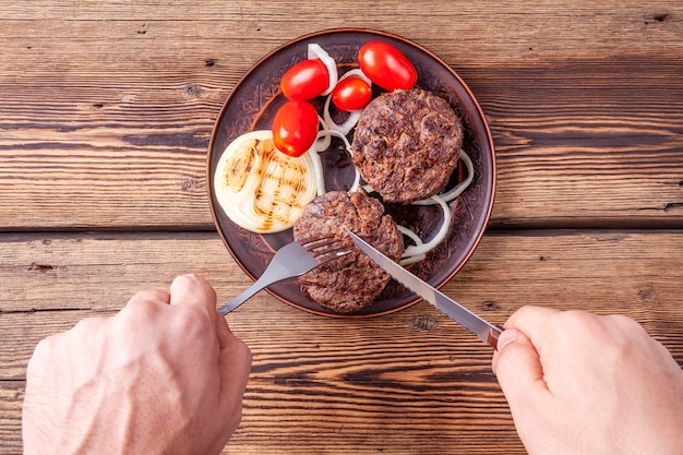 Frisches gekochtes Burgerfleisch mit Gemüse