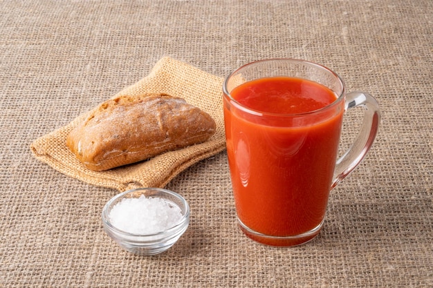 frisches Gemüse auf dem Hintergrund Tomatensaft