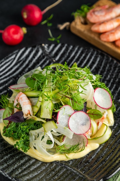 Frisches Gemüse auf Holztisch mit Tomatengurke und Avocado eine Salatschüssel