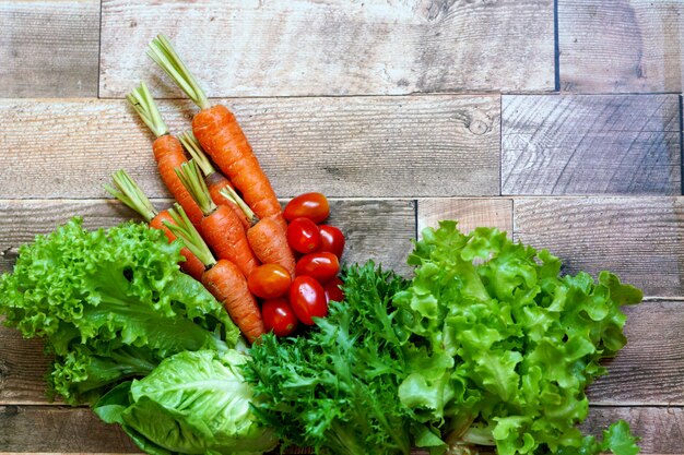 Frisches Gemüse auf Holztisch wie China-Weißkohl-Karotten-Grün-Salat-Tomate