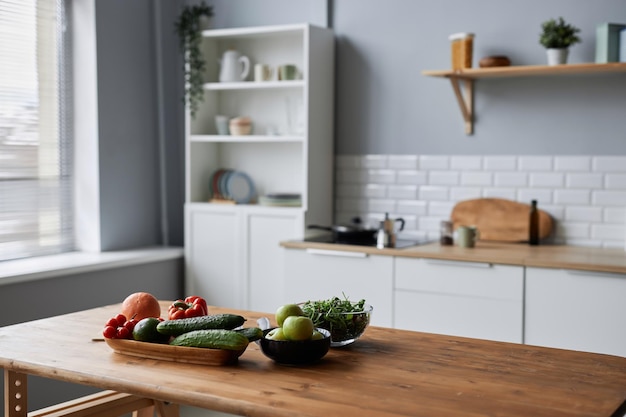 Frisches Gemüse bereit zum Kochen auf einem Holztisch im Kücheninnenraum