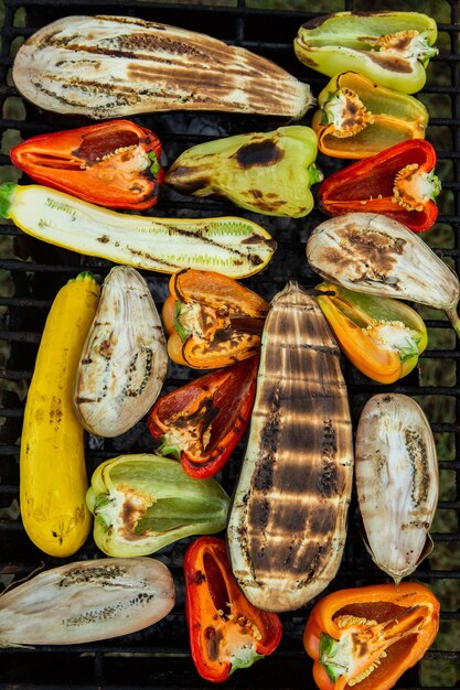 Frisches Gemüse, das draußen auf dem Grill zubereitet wird.