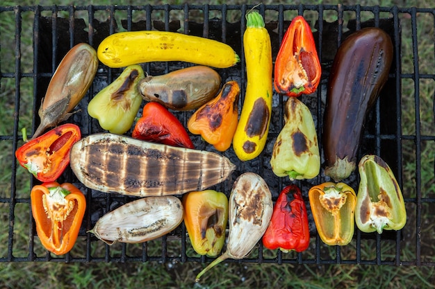 Frisches Gemüse, das draußen auf dem Grill zubereitet wird.