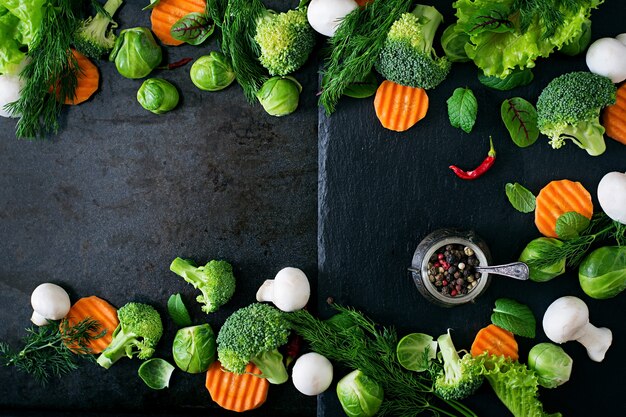 Frisches Gemüse für eine gesunde Ernährung. Vegetarisches Essen. Ansicht von oben