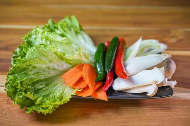 Frisches Gemüse, grüner Paprika, Paprika, Karotten und Pilze für koreanisches Rindfleischgrillen