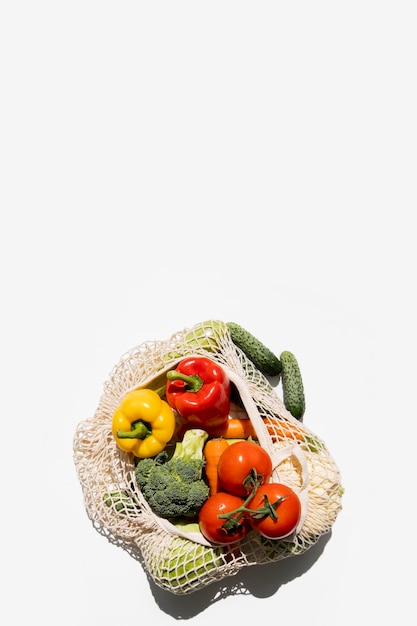 Frisches Gemüse in einem Stoffbeutel auf weißem Hintergrund