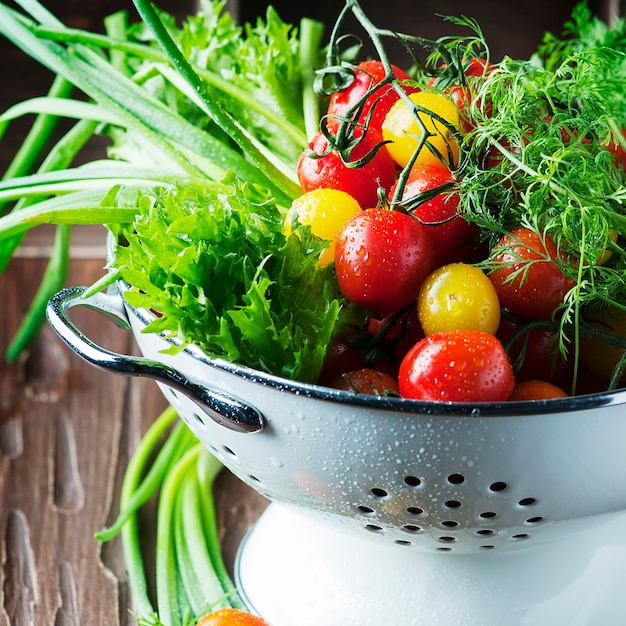 Frisches Gemüse in einer Schüssel mit Tomaten und Kräutern