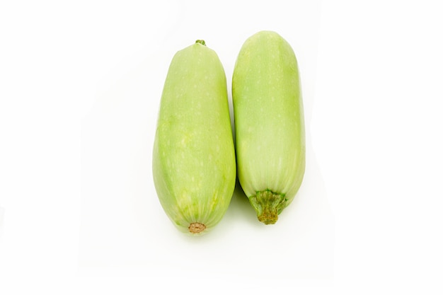 Frisches Gemüse Mark oder Zucchini lokalisiert auf weißem Raum.
