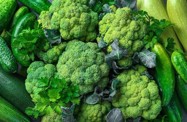 Frisches Gemüse und Grüns in Nahaufnahme Gesunde Ernährung Gemüse Hintergrund