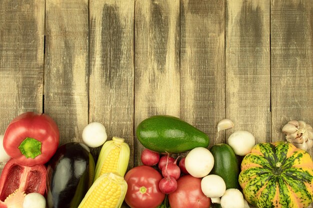 Frisches Gemüse und Obst auf dem Tisch