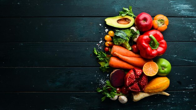 Frisches Gemüse und Obst auf schwarzem Steinhintergrund Gesundes Essen Draufsicht Freier Kopierplatz