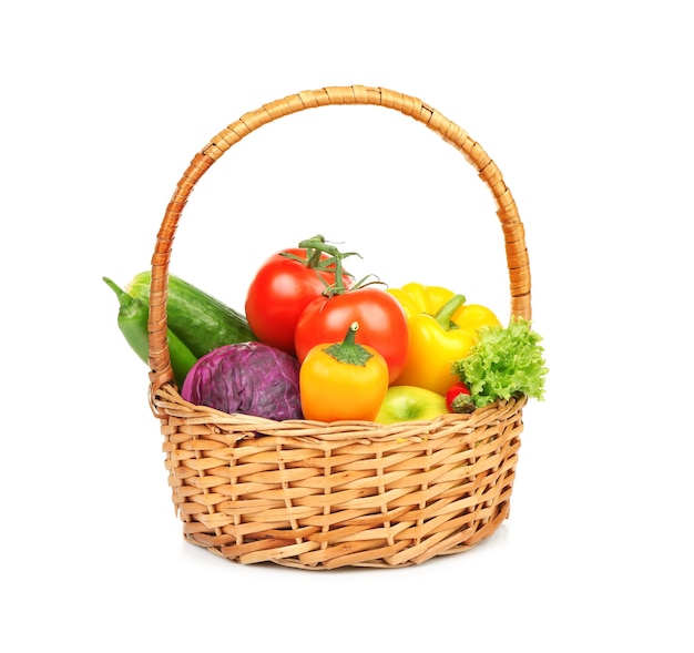 Frisches Gemüse und Obst in einem Korb auf weißem Hintergrund