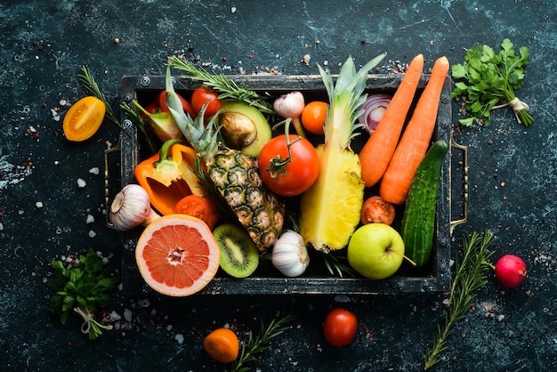 Frisches Gemüse und Obst in Holzkiste Bio-Lebensmittel
