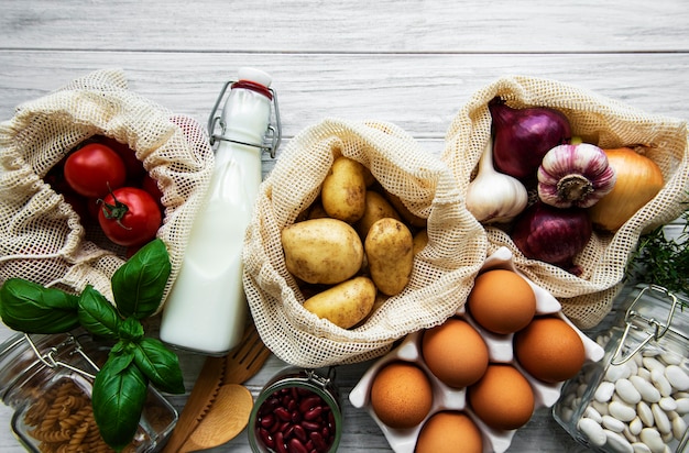 Foto frisches gemüse und obst in öko-saitentaschen