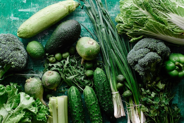 Frisches Gemüse und Obst und Gemüse auf einem schäbigen grünen Hintergrund. Konzept der gesunden Ernährung