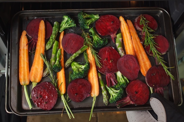 Foto frisches gemüse zum braten auf backblech