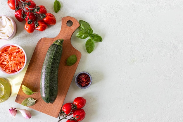 Frisches Gemüse zum Kochen Gegrillte Zucchini mit Gemüse in Tomatensauce das Konzept der vegetarischen Küche