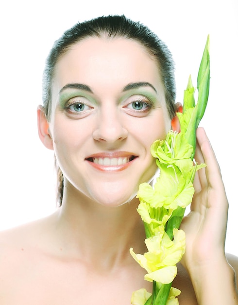 Frisches Gesicht mit Gladiole blüht in ihren Händen