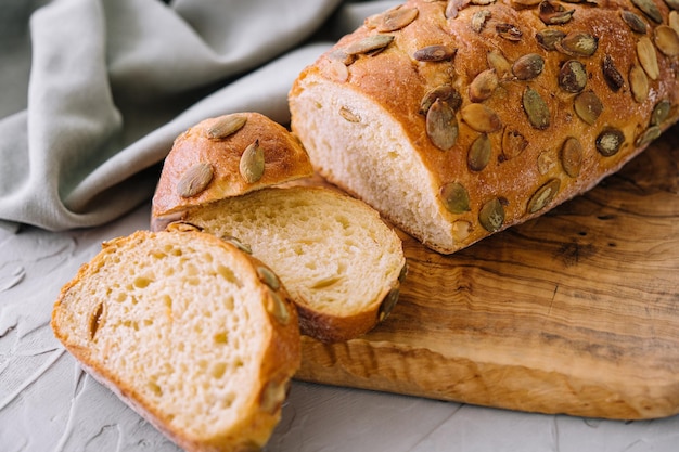 Frisches, gesundes, biologisch gebackenes Kürbiskernbrot