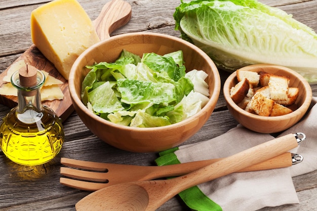 Frisches gesundes Caesar-Salatkochen