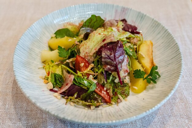 Foto frisches gesundes gemüse auf dem teller gesundes essen