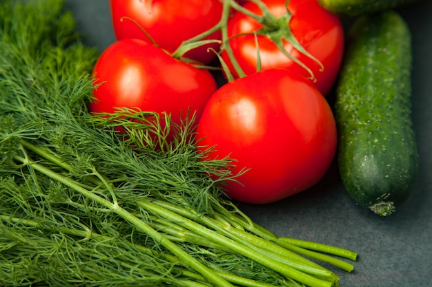 Frisches gesundes Gemüse - Gurke, Dill und Tomaten. Ansicht von oben.