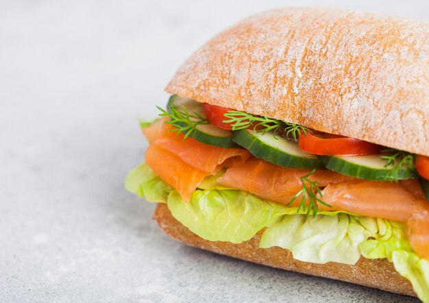 Frisches gesundes Lachssandwich mit Salat und Gurke. Frühstückssnack