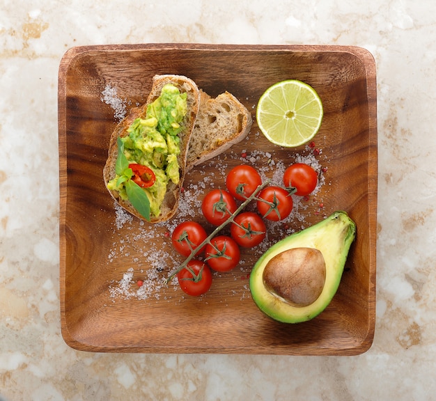 Frisches gesundes Sandwich mit Avocado