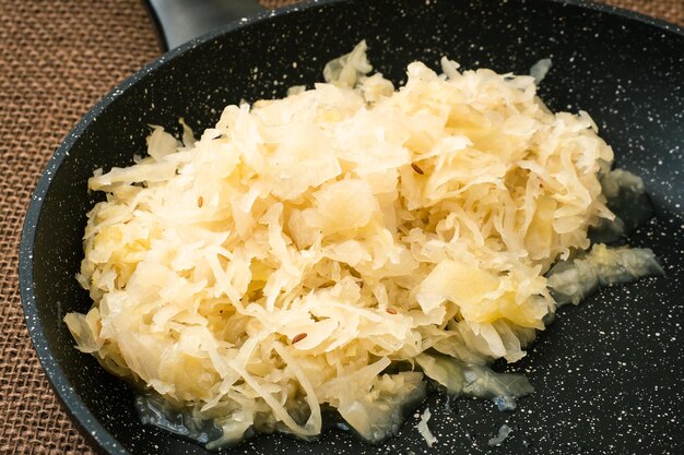 Frisches gesundes Sauerkraut in einer Bratpfanne