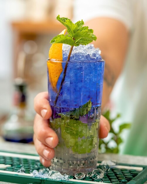 Frisches Getränk aus tropischen Früchten, Cocktail aus gefrorenem Glas