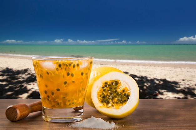 Frisches Getränk mit Passionsfrucht Caipirinha am Strand