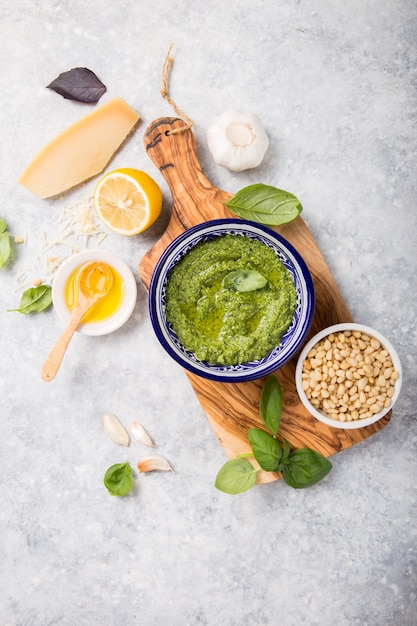 Frisches grünes Basilikum-Pesto mit Zutaten