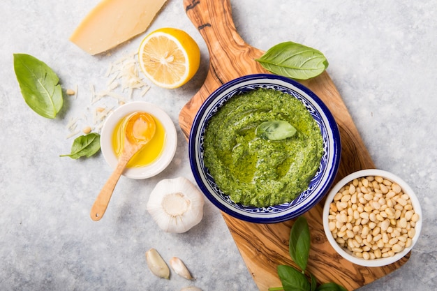 Frisches grünes Basilikum-Pesto mit Zutaten