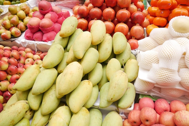 Frisches grünes Mango-Display zum Verkauf auf dem lokalen Markt