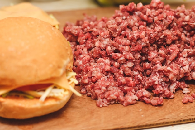 Frisches Hackfleisch für die Zubereitung eines Burgers zu Hause. Zutaten für einen hausgemachten Cheeseburger.