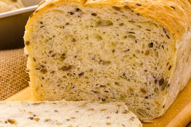 Frisches handwerkliches Sauerteigbrot auf dem Tisch.