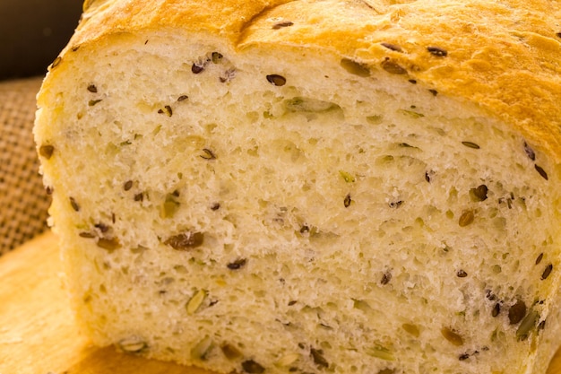 Frisches handwerkliches Sauerteigbrot auf dem Tisch.