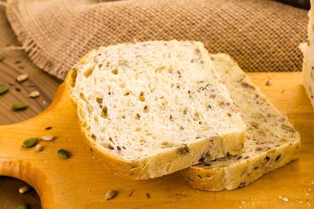 Frisches handwerkliches Sauerteigbrot auf dem Tisch.