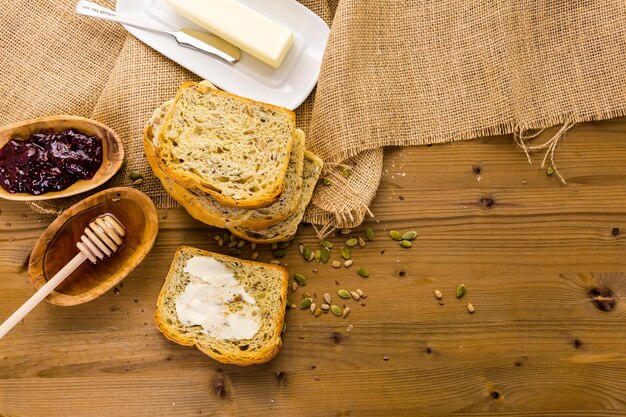 Frisches handwerkliches Sauerteigbrot auf dem Tisch.