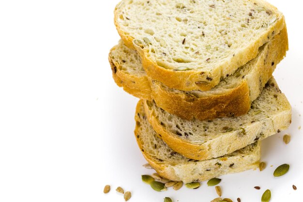 Frisches handwerkliches Sauerteigbrot auf dem Tisch.