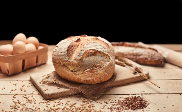 Frisches hausgemachtes Brot auf hölzernen Hintergrund Knuspriges französisches Brot Brot in Sauerteig Ungesäuertes Brot